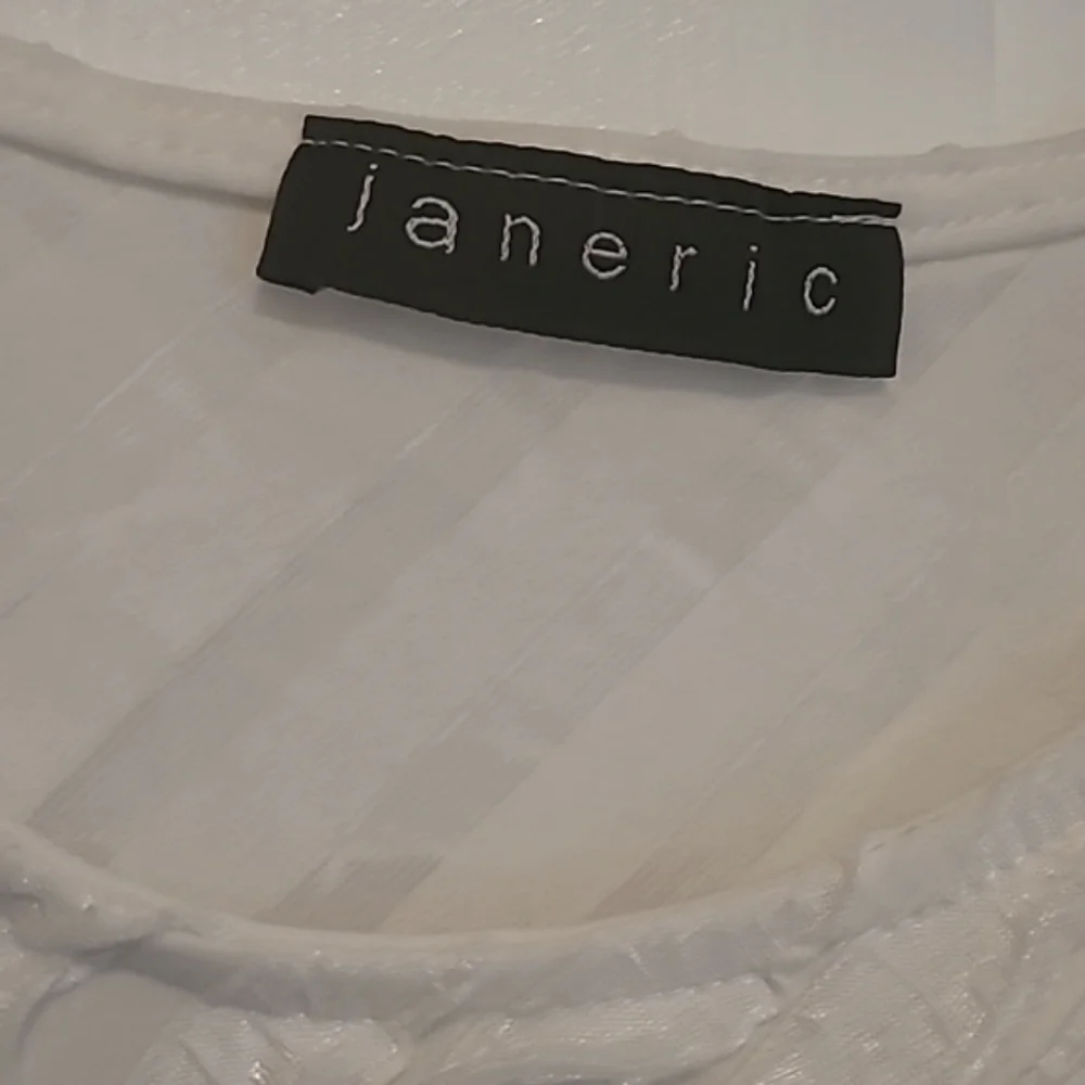 Janeric Ruffled Top - Picture 3 of 4